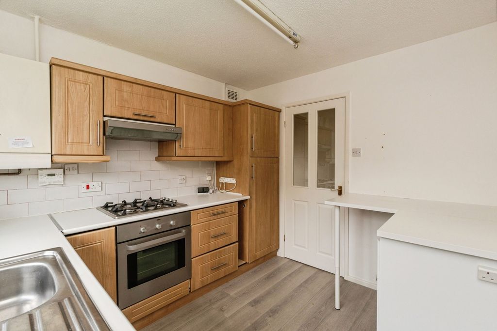 Property photo 2 of 11 Kitchen