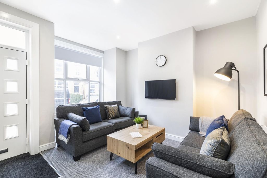 Property photo 2 of 13 Bright, Contemporary Living Room With Two Comforta...