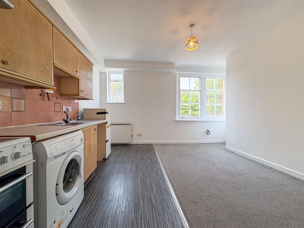Property photo 2 of 7 Lounge/Kitchen
