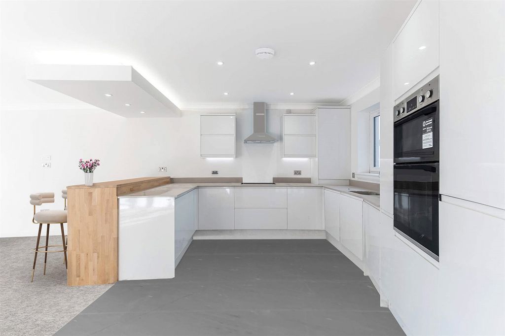 Property photo 2 of 11 Kitchen