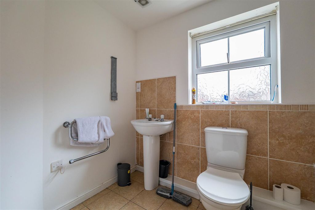 Property photo 3 of 9 Bathroom