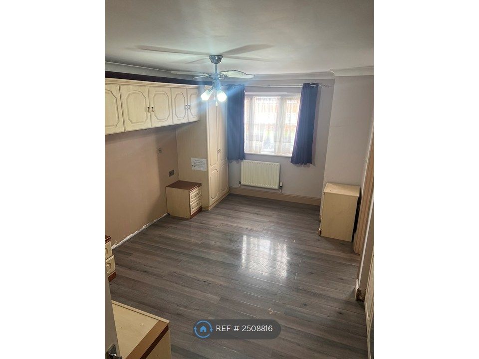 Property photo 2 of 14 Master Bedroom Pic 1