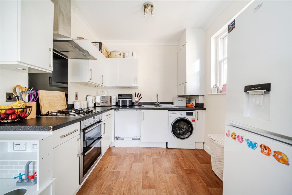 Property photo 3 of 11 Kitchen