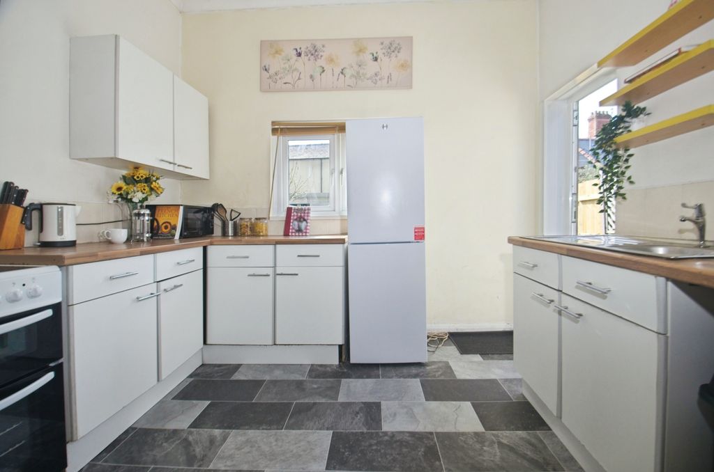 Property photo 3 of 18 Kitchen