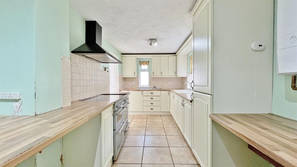 Property photo 3 of 16 Kitchen