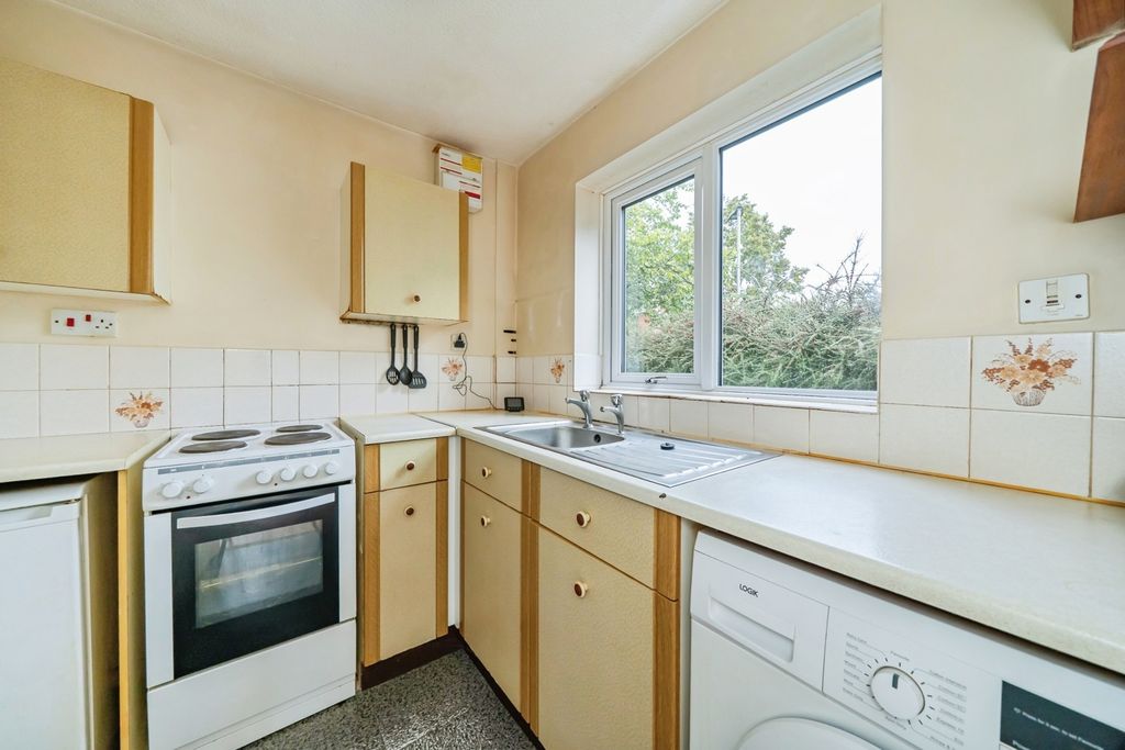 Property photo 3 of 12 Kitchen