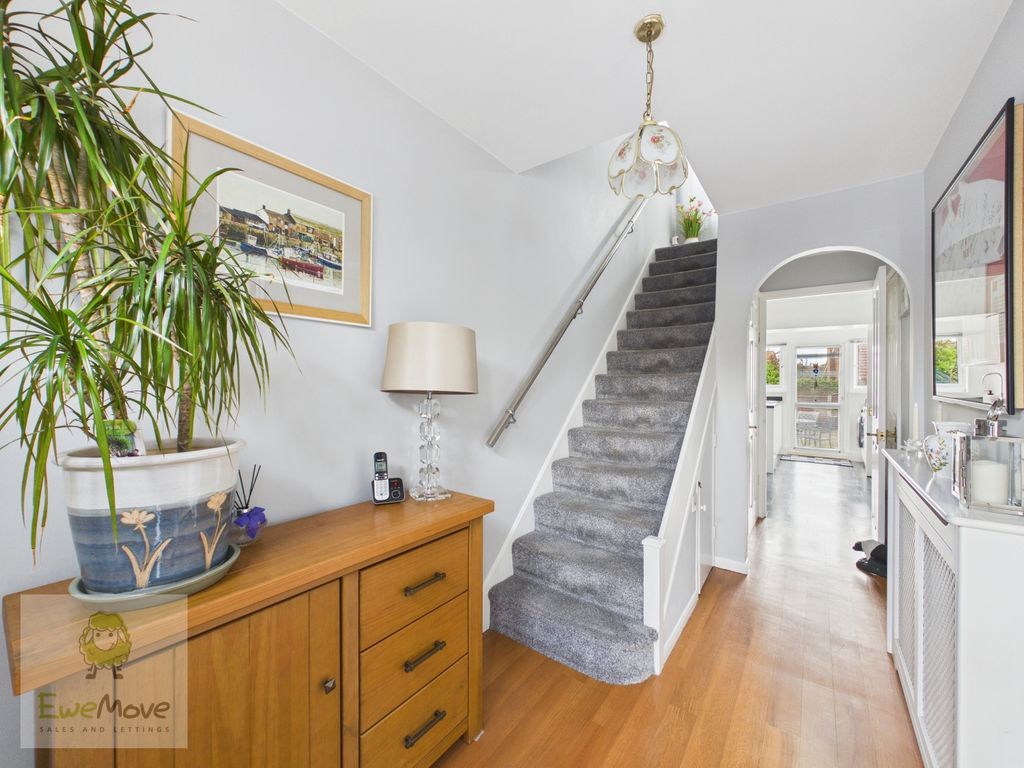 Property photo 2 of 19 Entrance Hall