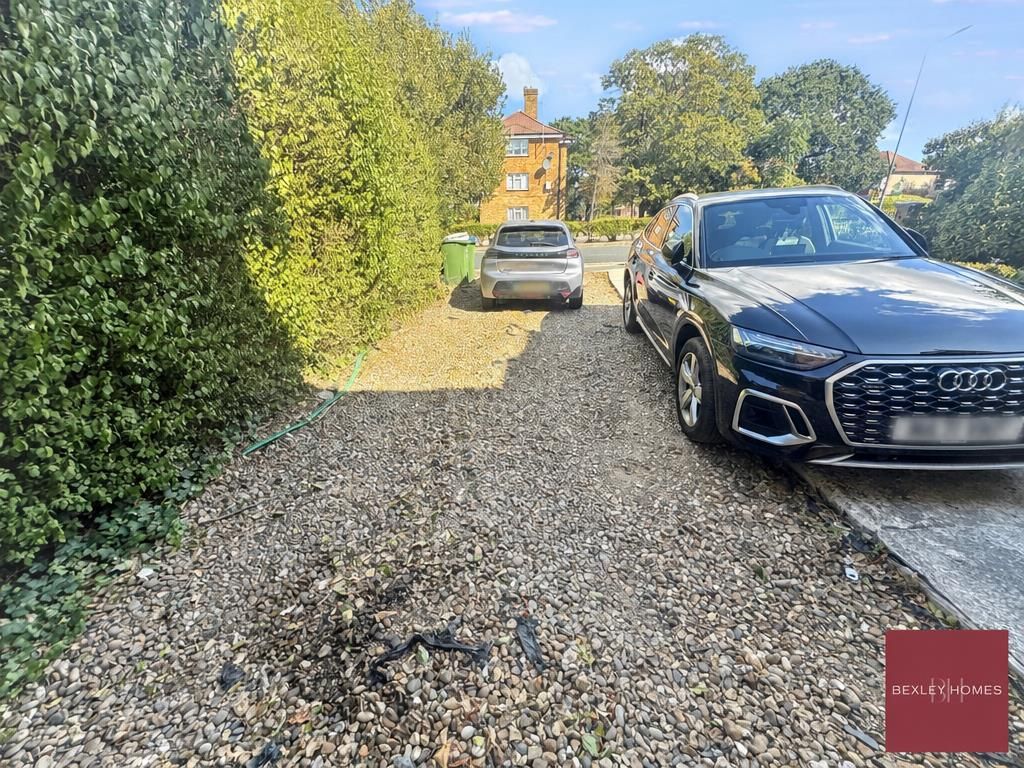 Property photo 2 of 20 Driveway