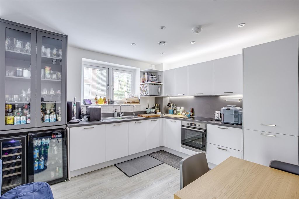 Property photo 3 of 11 1 The Pavilion, Lilys Walk, Hp11 2Fx-4.Jpg