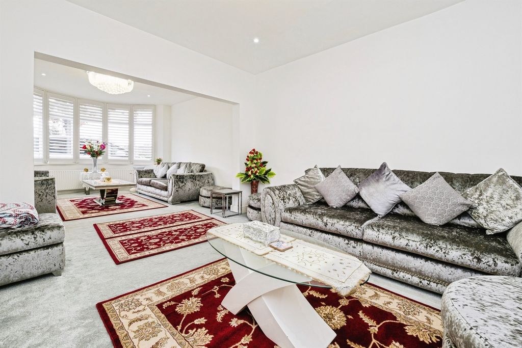 Property photo 2 of 27