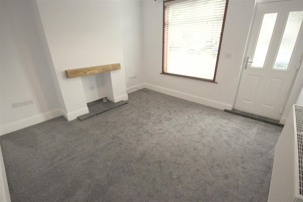 Property photo 3 of 16 Lounge