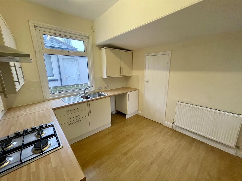 Property photo 3 of 8 Kitchen