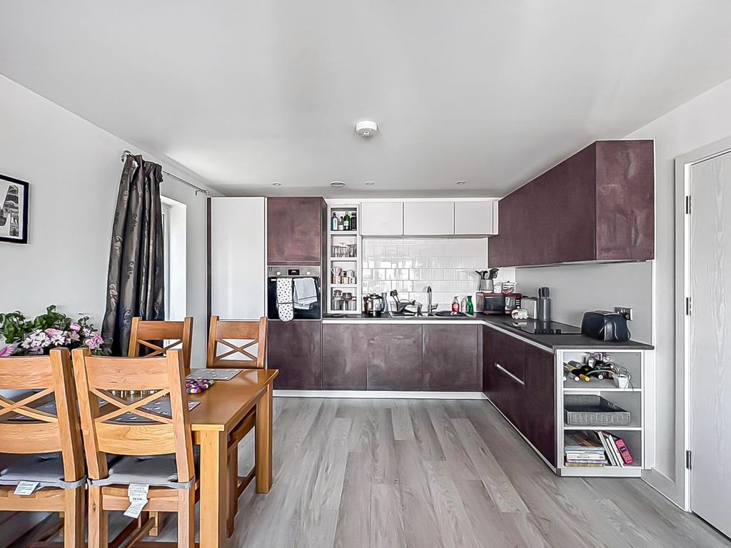 2 bed flat for saleGloucester GL2 photo 4