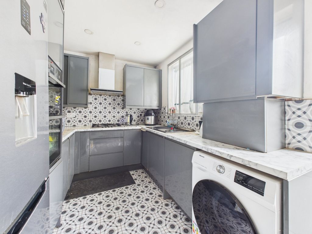 Property photo 3 of 8 Kitchen