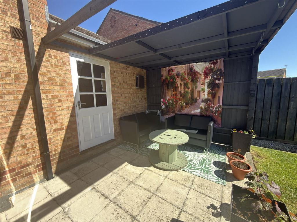 Property photo 2 of 9 Externally