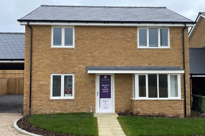 Property photo 1 of 7 215 Bexhill Linden Exterior