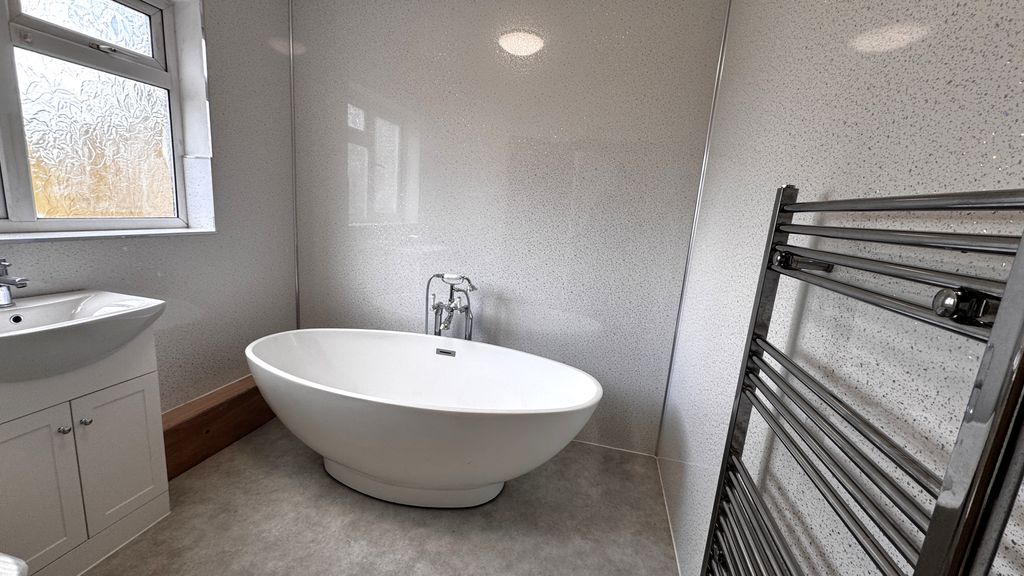 Property photo 3 of 16 Bathroom