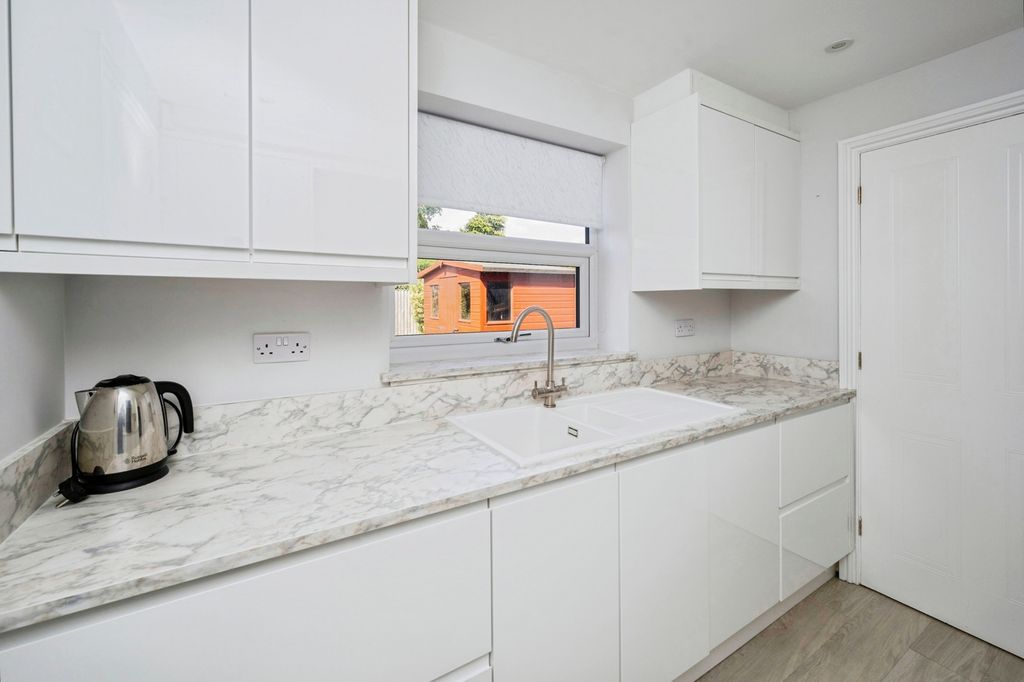 Property photo 3 of 18 Kitchen