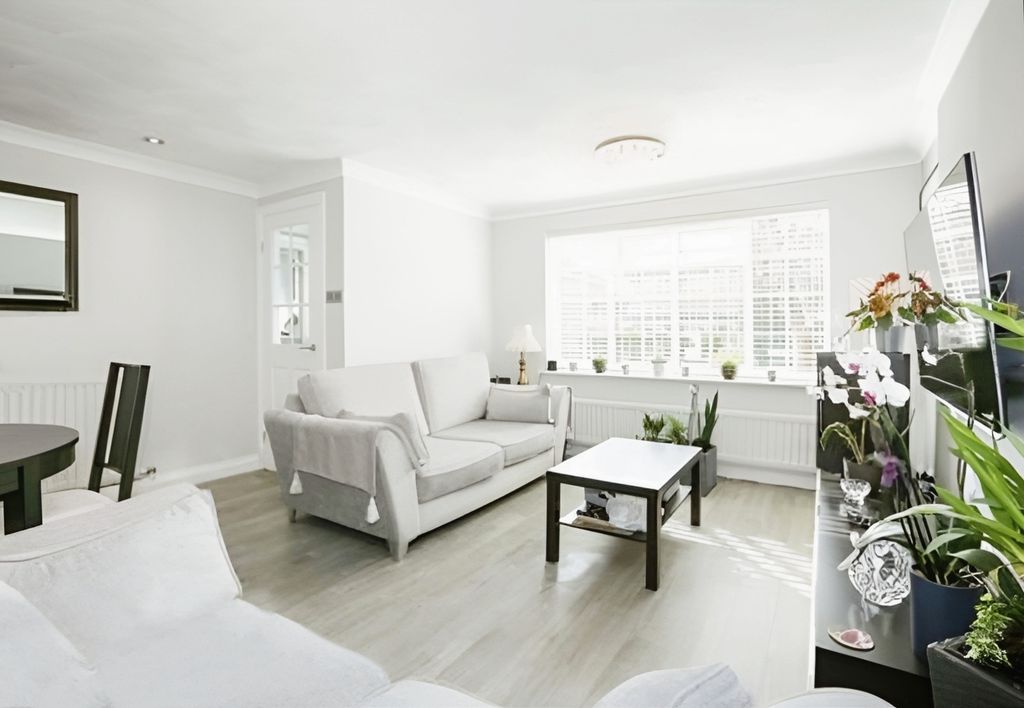 Property photo 3 of 31 Lounge