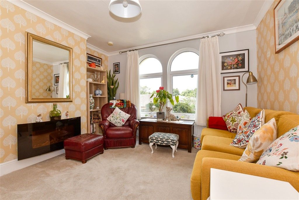 Property photo 3 of 13 Lounge