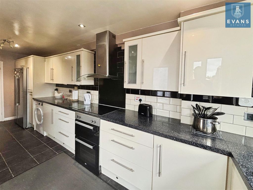 Property photo 3 of 26 Kitchen