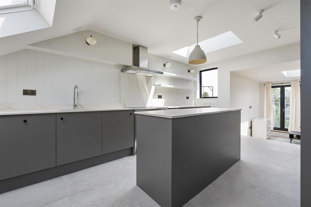 Property photo 3 of 30 Sebert Road, E7