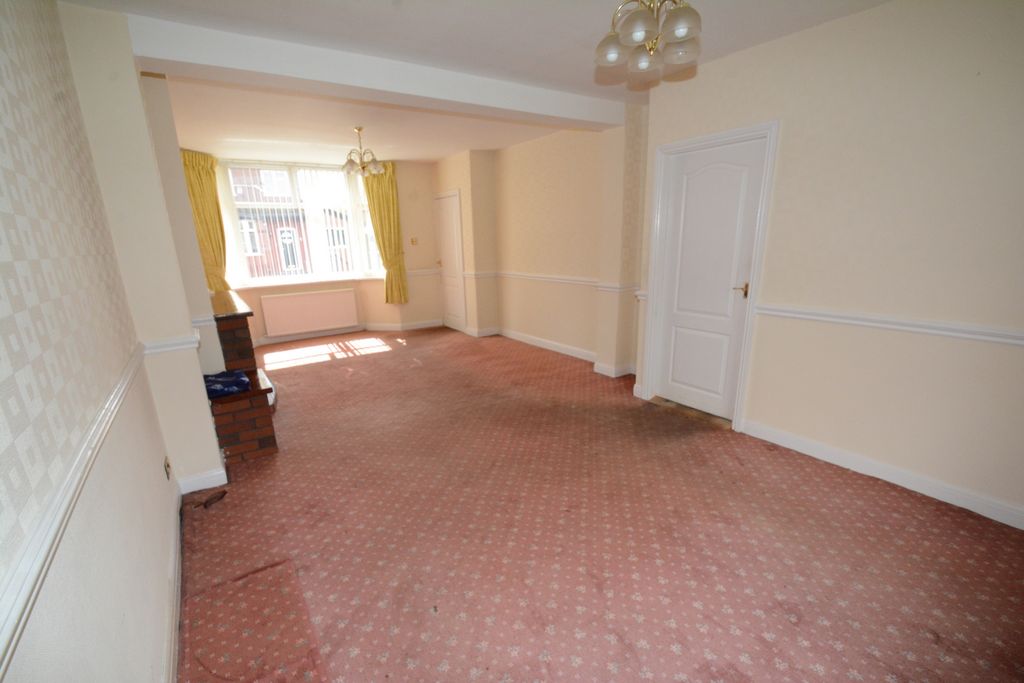 Property photo 3 of 13 Lounge