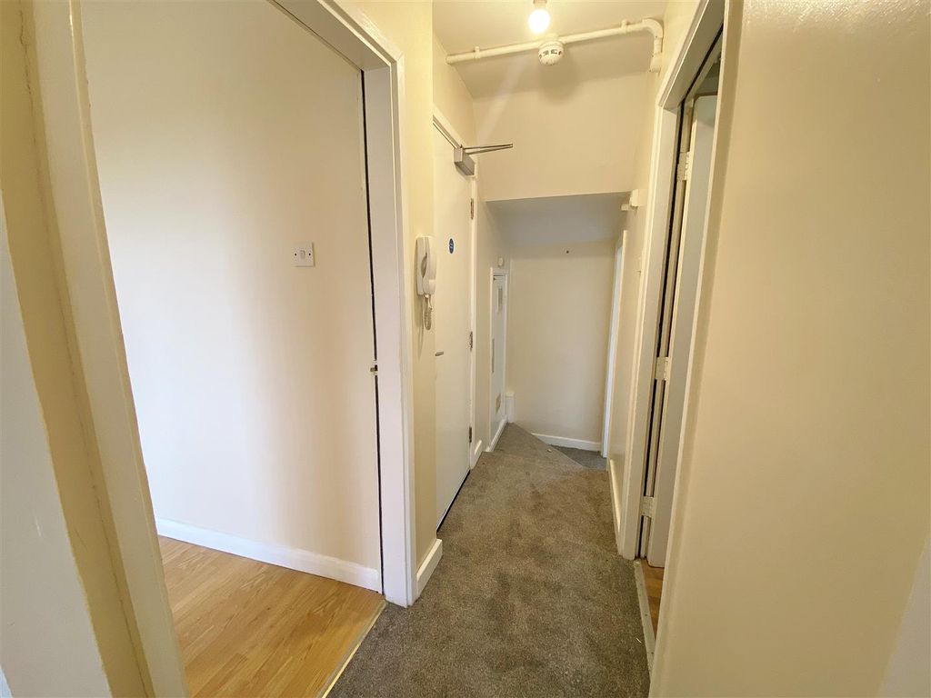 Property photo 2 of 10 Hall