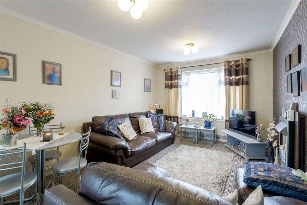 Property photo 2 of 11 Living Room