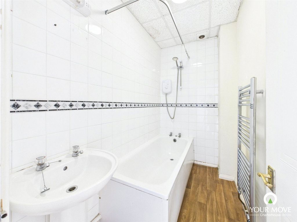 Property photo 2 of 8 Bathroom