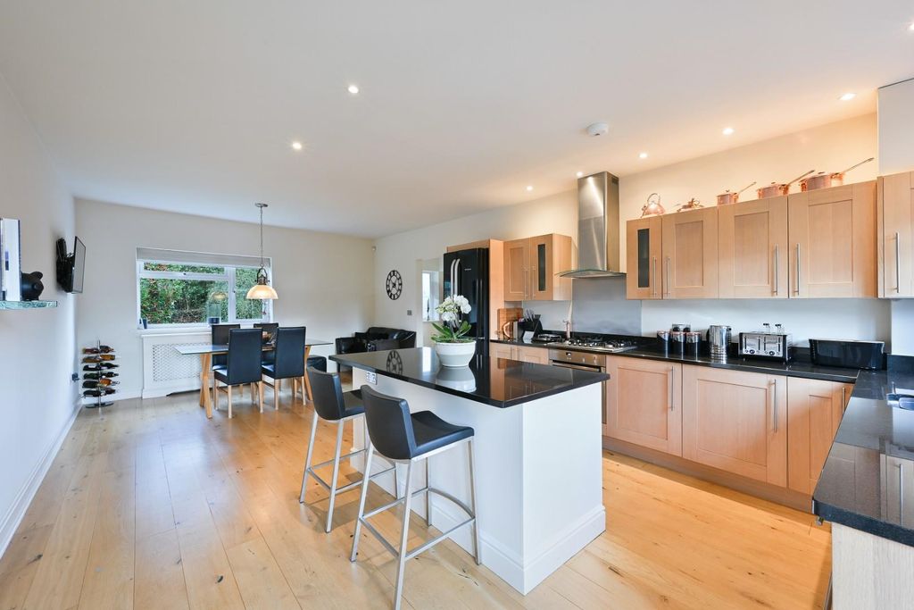 Property photo 3 of 26 Kingswood Road