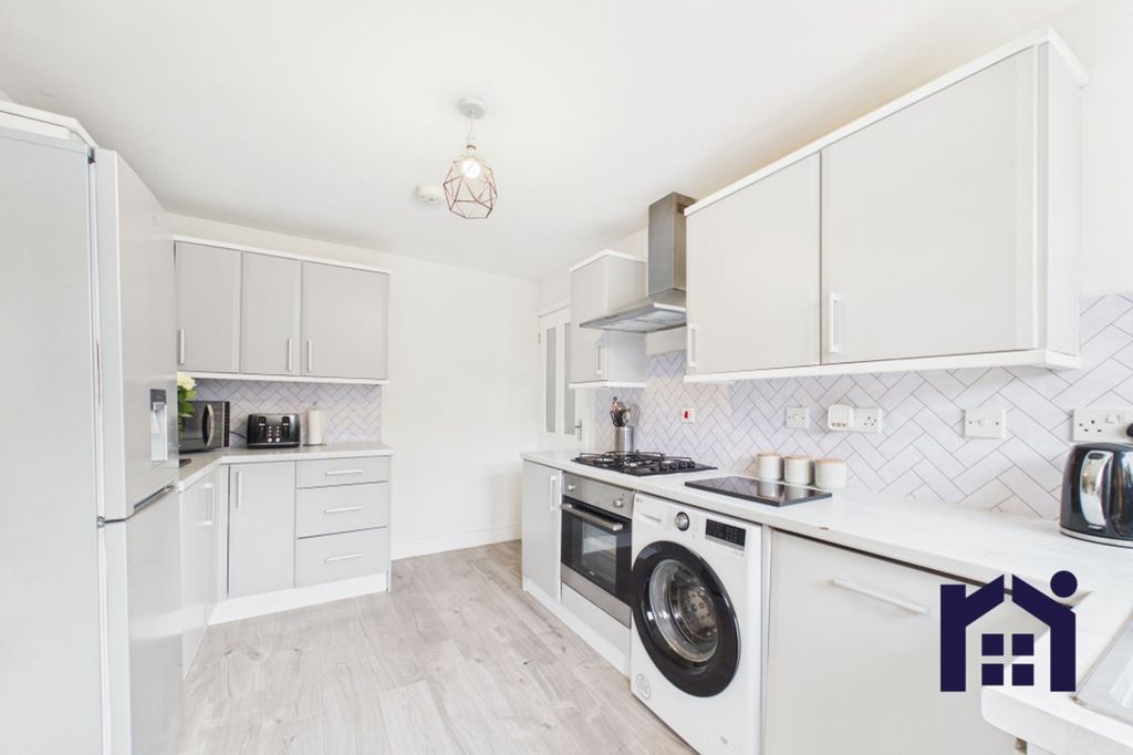 Property photo 3 of 17 Kitchen