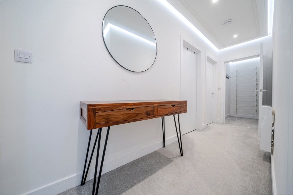 Property photo 2 of 12 Hallway