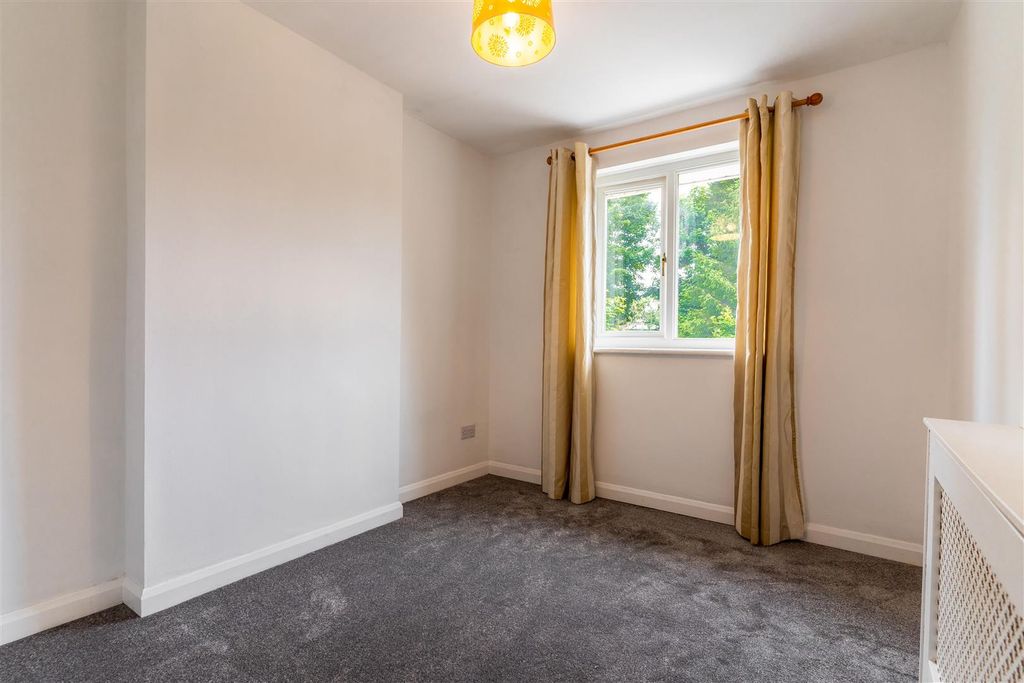 Property photo 3 of 18 Approach