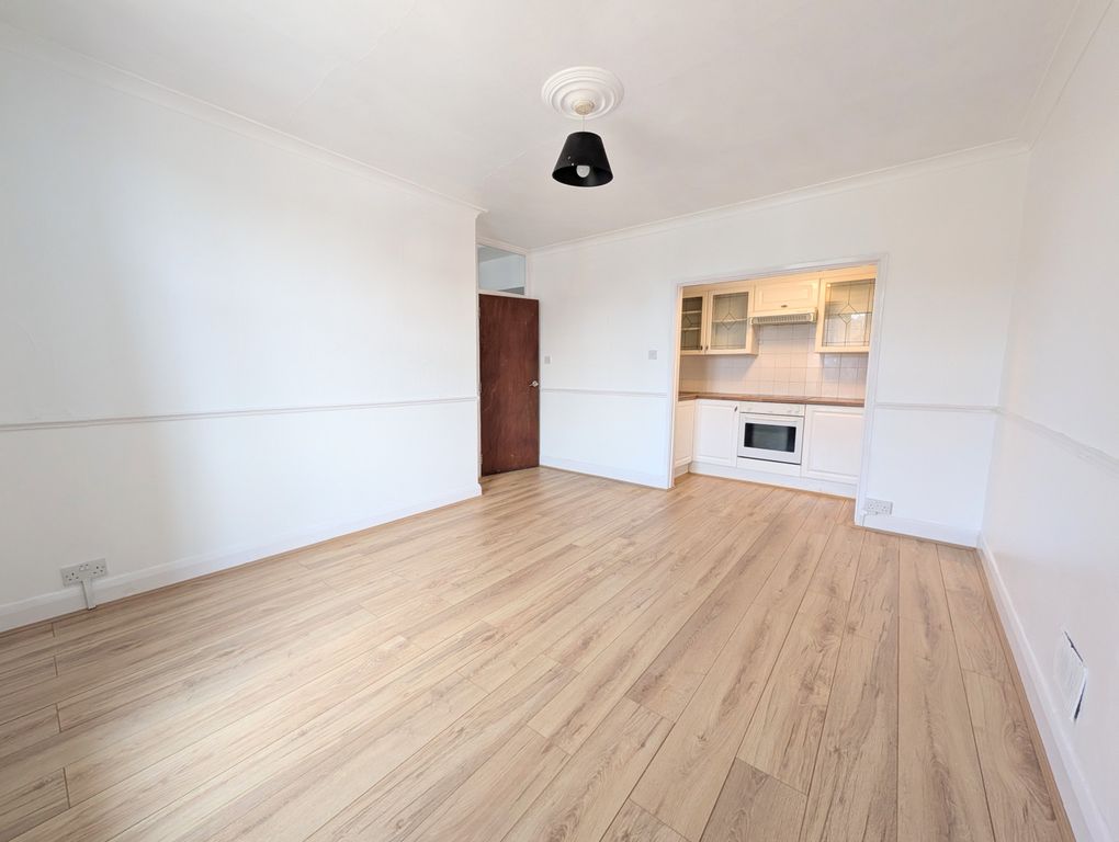 Property photo 1 of 11 2 Bedroom Flat