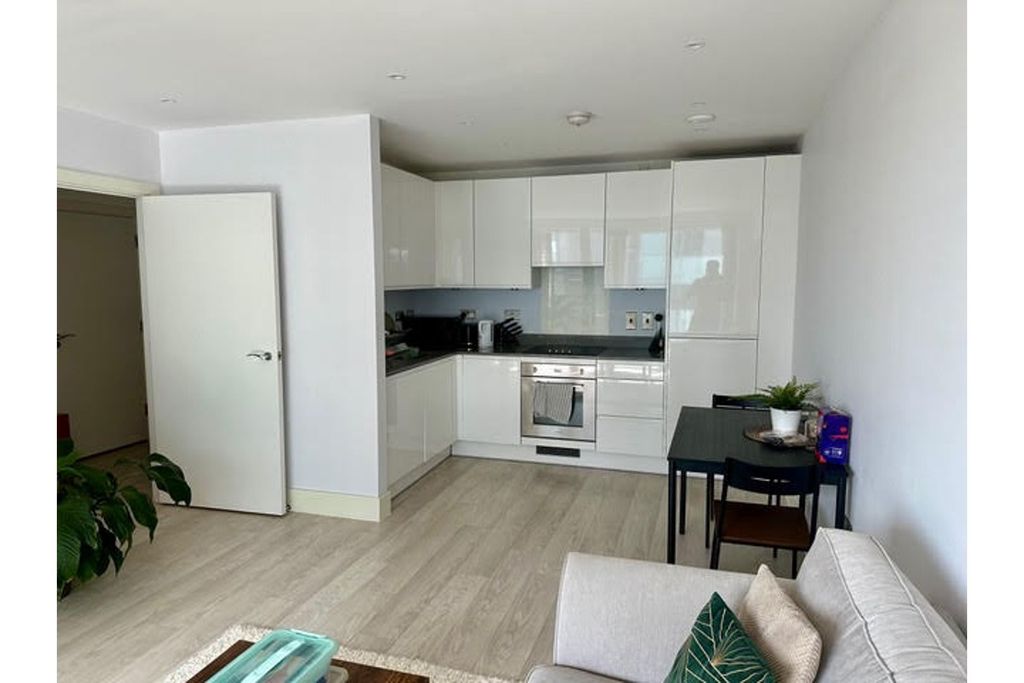 Property photo 3 of 11 Kitchen