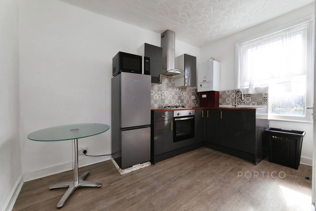 Property photo 2 of 16 Kitchen/Living