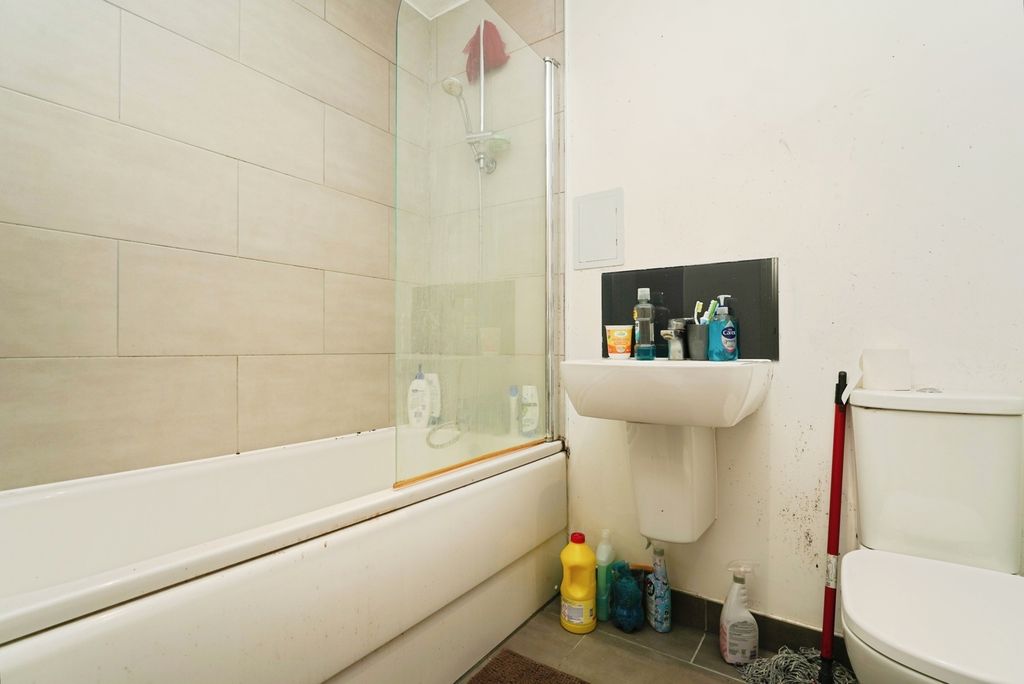 Property photo 3 of 7 Bathroom