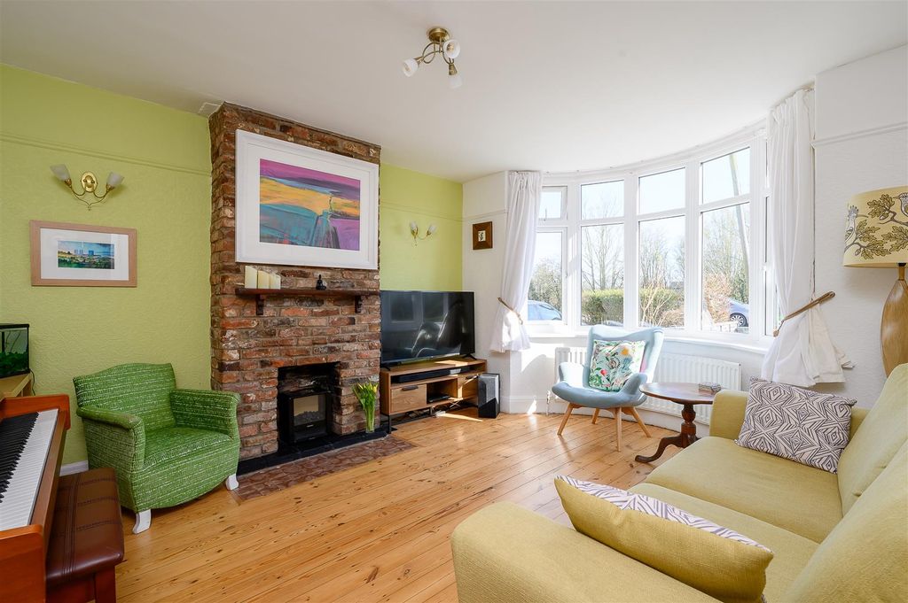 Property photo 3 of 17 Living Room