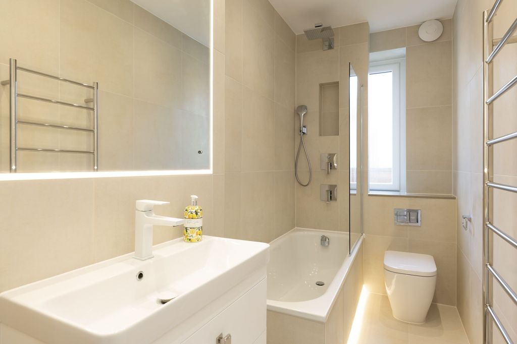 Property photo 3 of 18 Bathroom