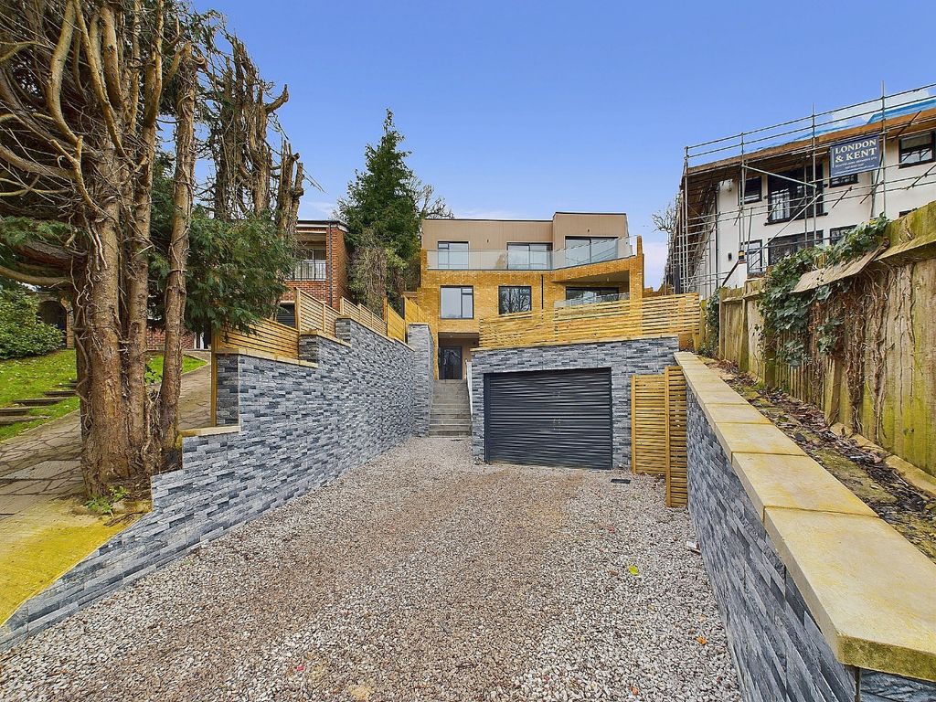 Property photo 1 of 13 3993072