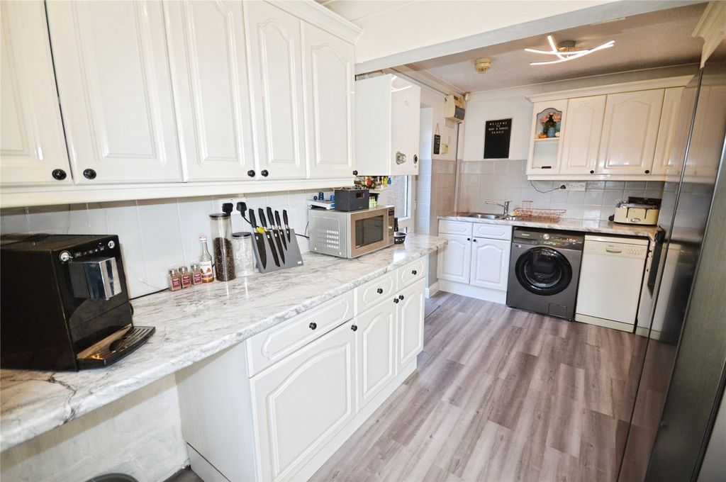 Property photo 2 of 19 Kitchen