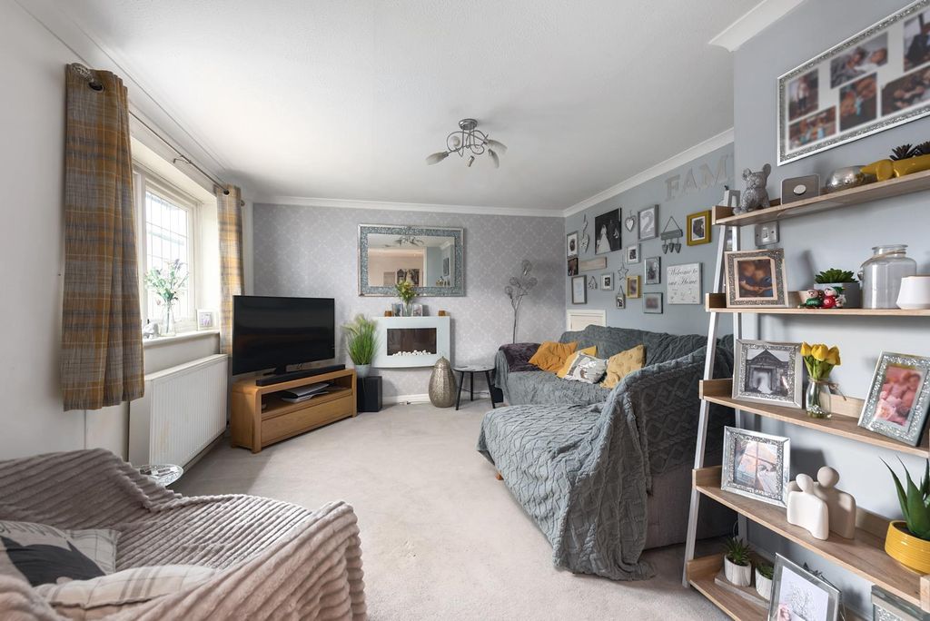 Property photo 3 of 12 Orkney Close