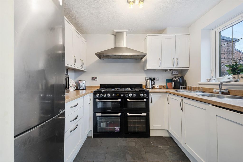 Property photo 3 of 24 8 Canterbury Close -22.Jpeg