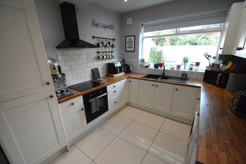 Property photo 3 of 14 Kitchen