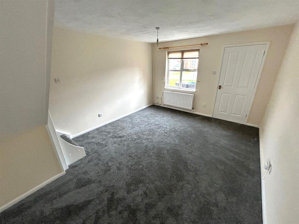 Property photo 3 of 10 Living Room