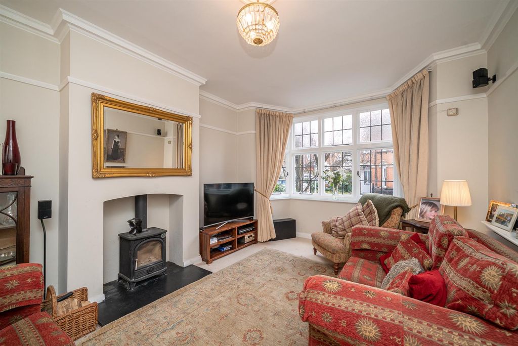 Property photo 2 of 34 Lounge 1