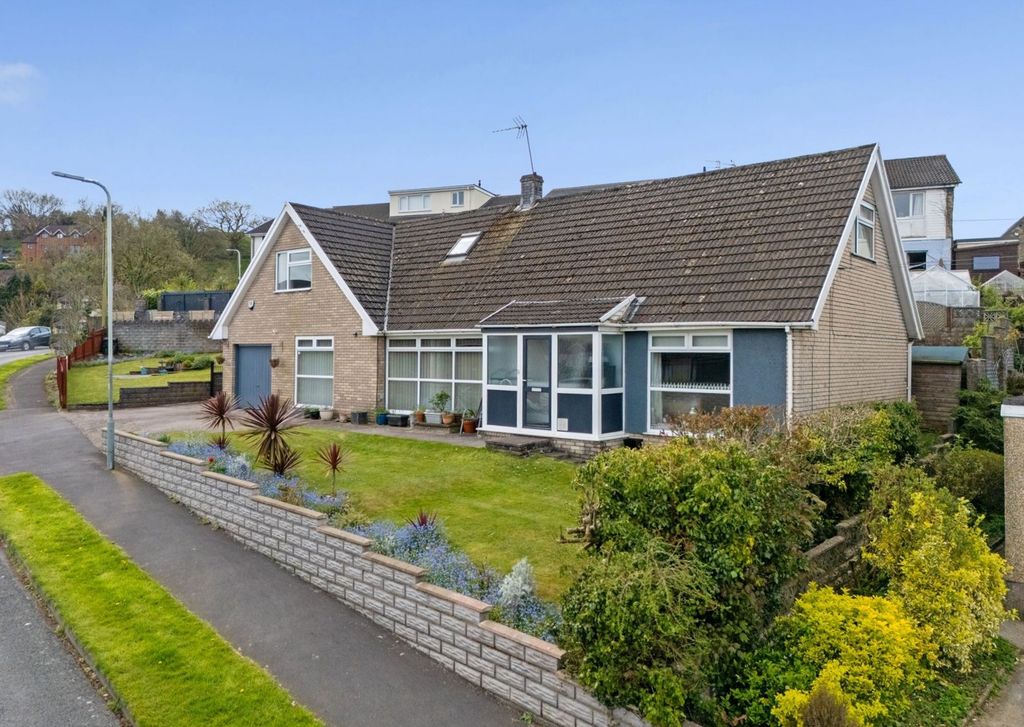 Property photo 3 of 42 Front Gardens