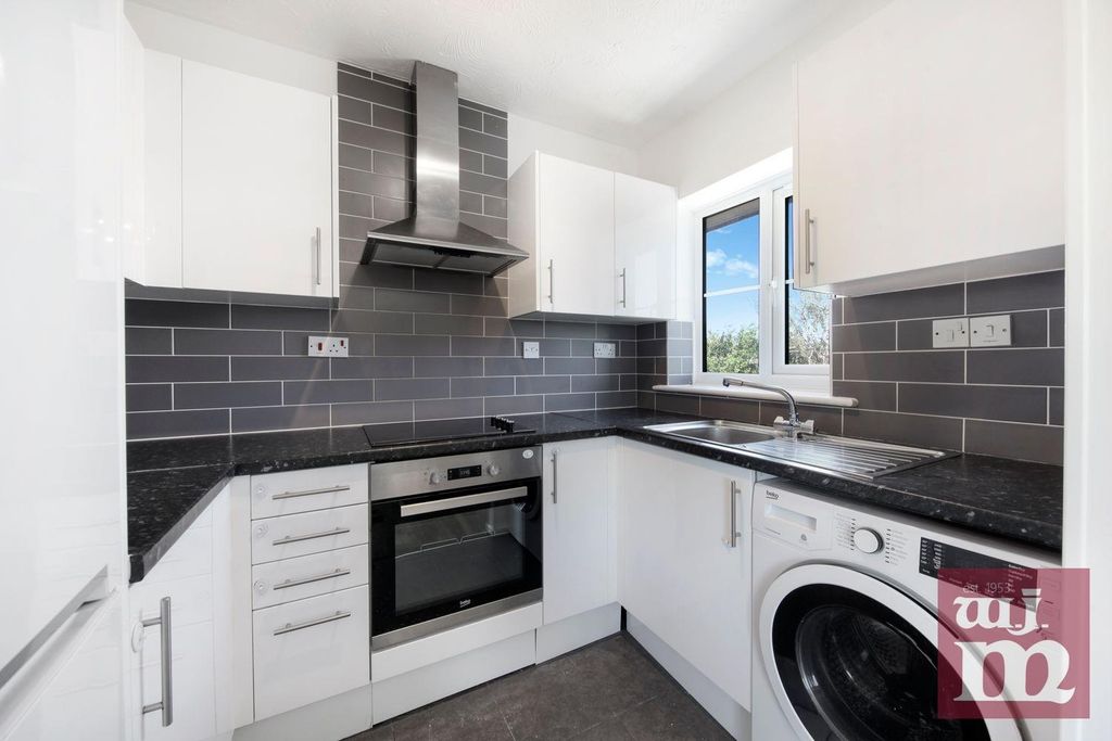 Property photo 3 of 11 Kitchen