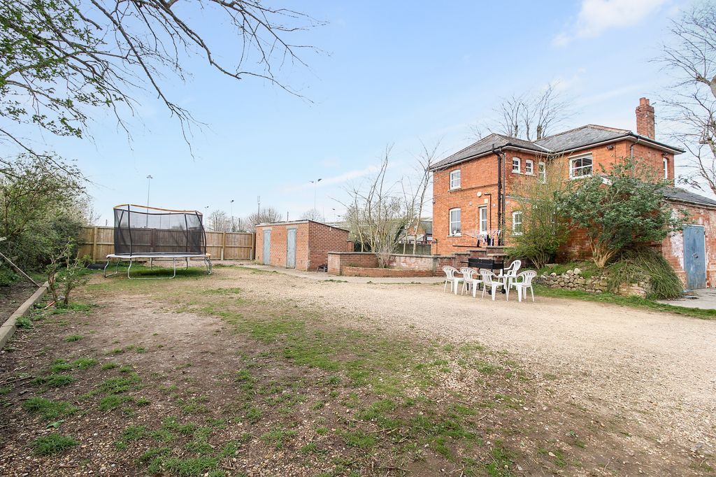 Property photo 2 of 19